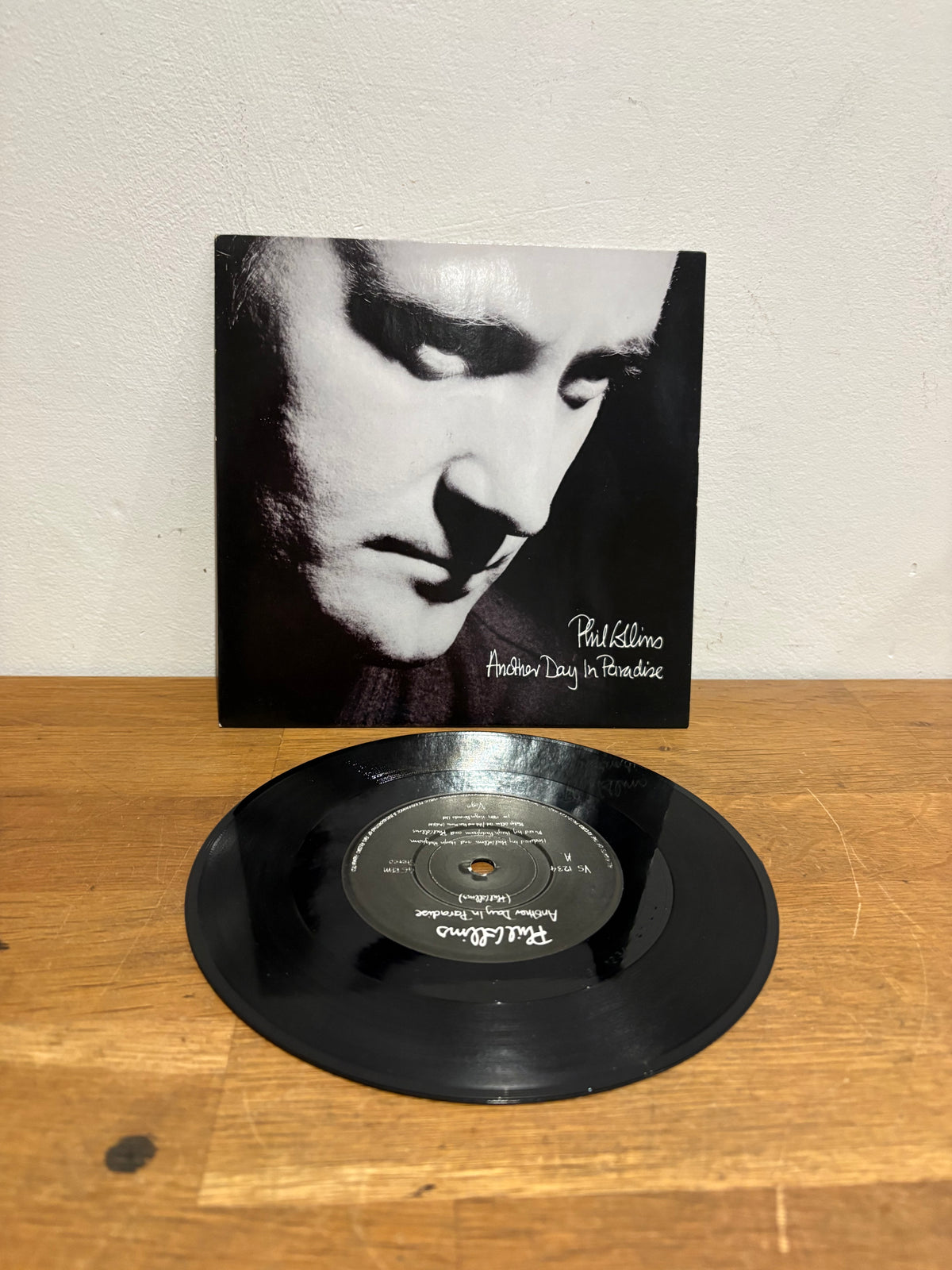 Phil Collins - Another day in paradise, 7 inch single , Virgin VS1234.