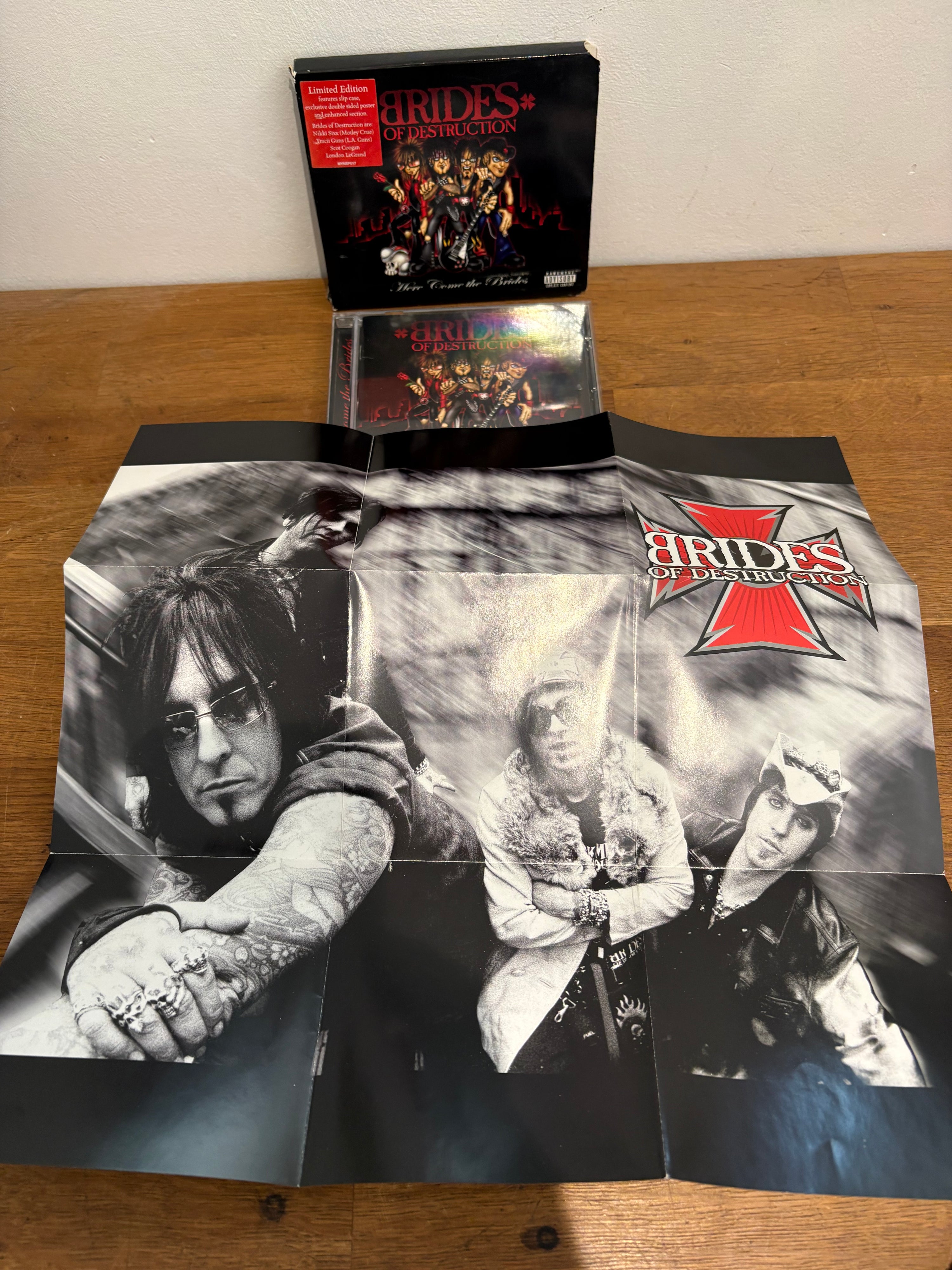 Brides of Destruction - Here come the brides, limited edition enhanced with poster . Cd album