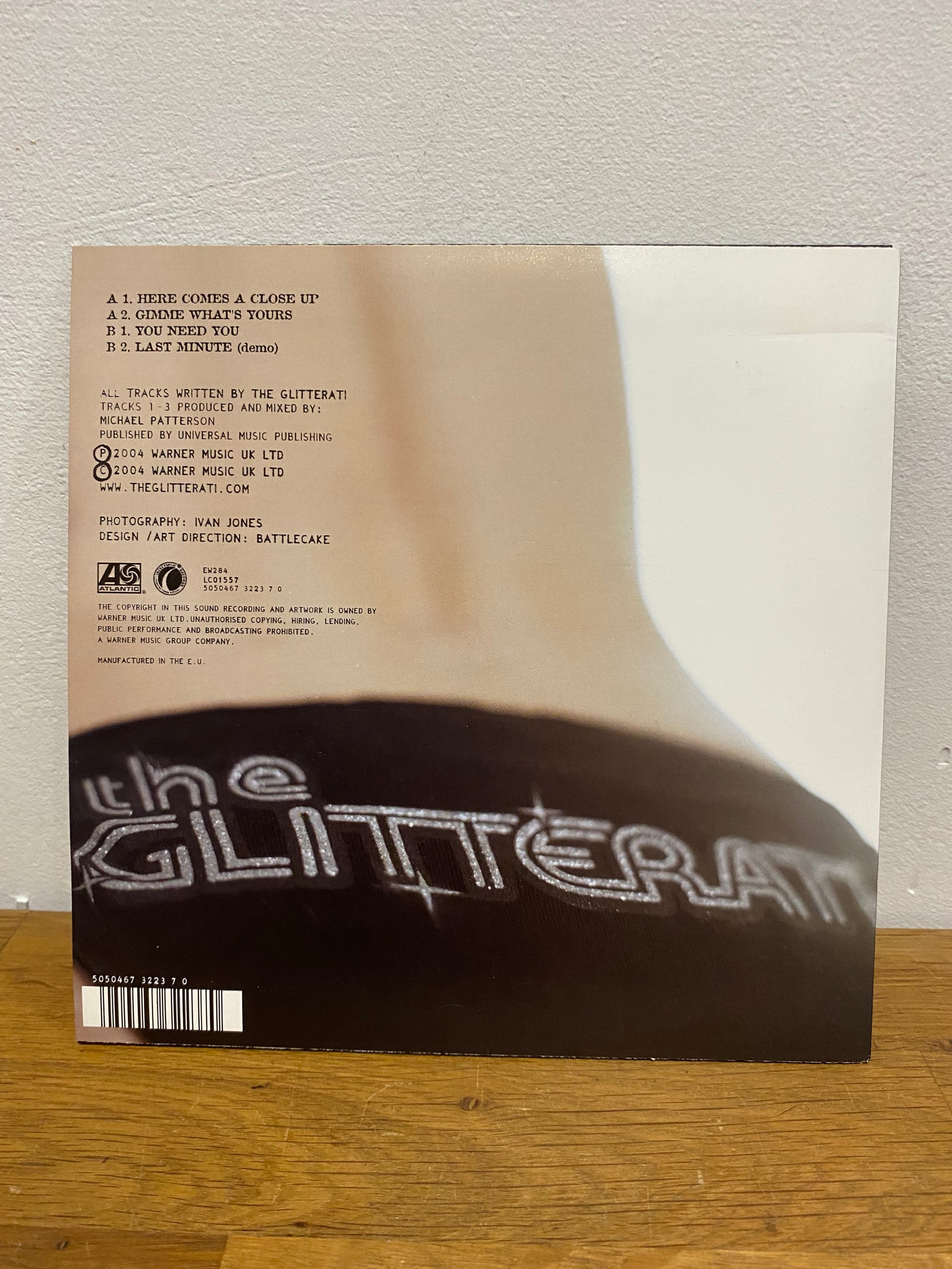 The Glitterati - Here comes a close up , EP , 7” pink vinyl .