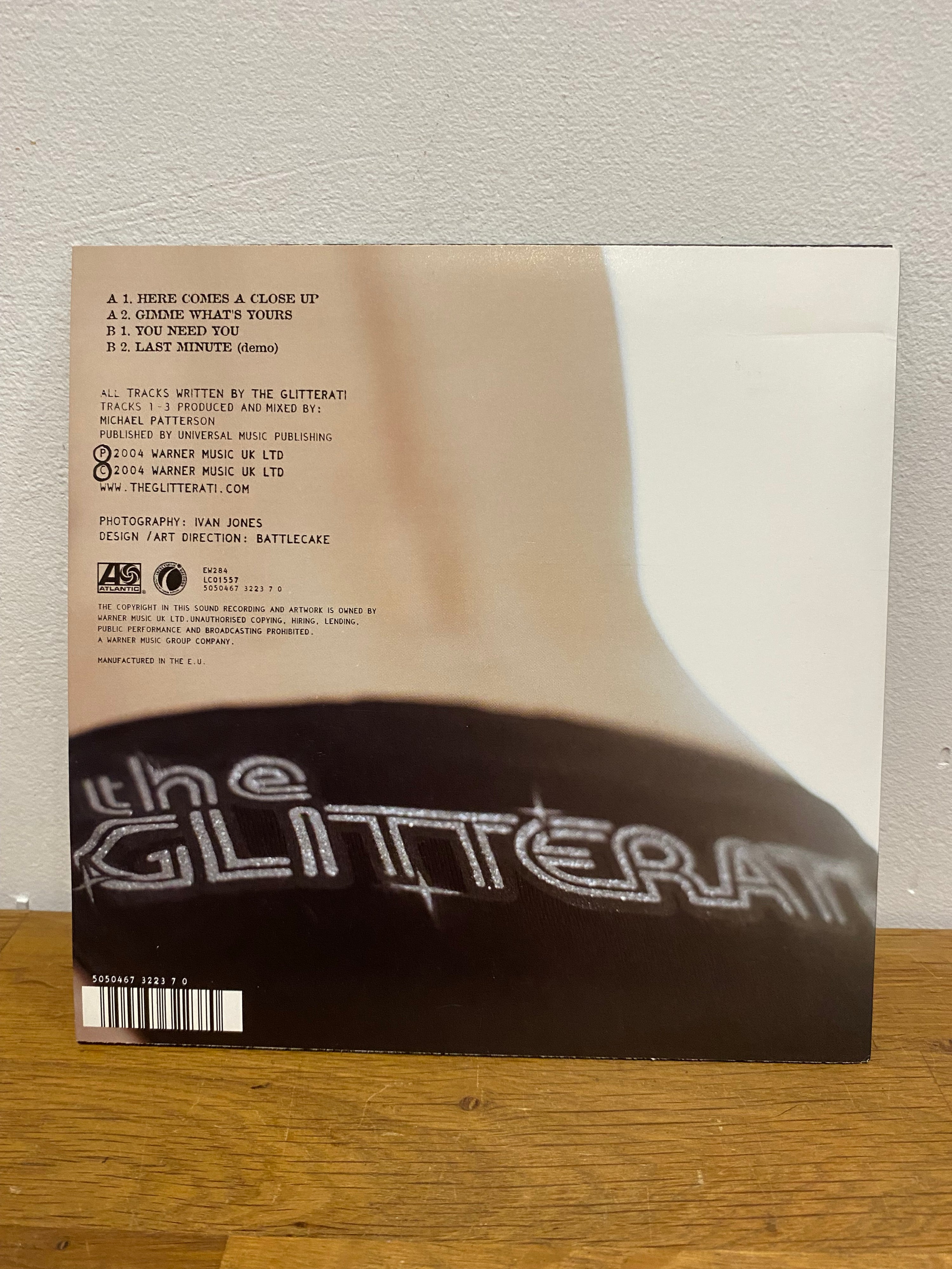The Glitterati - Here comes a close up , EP , 7” pink vinyl .