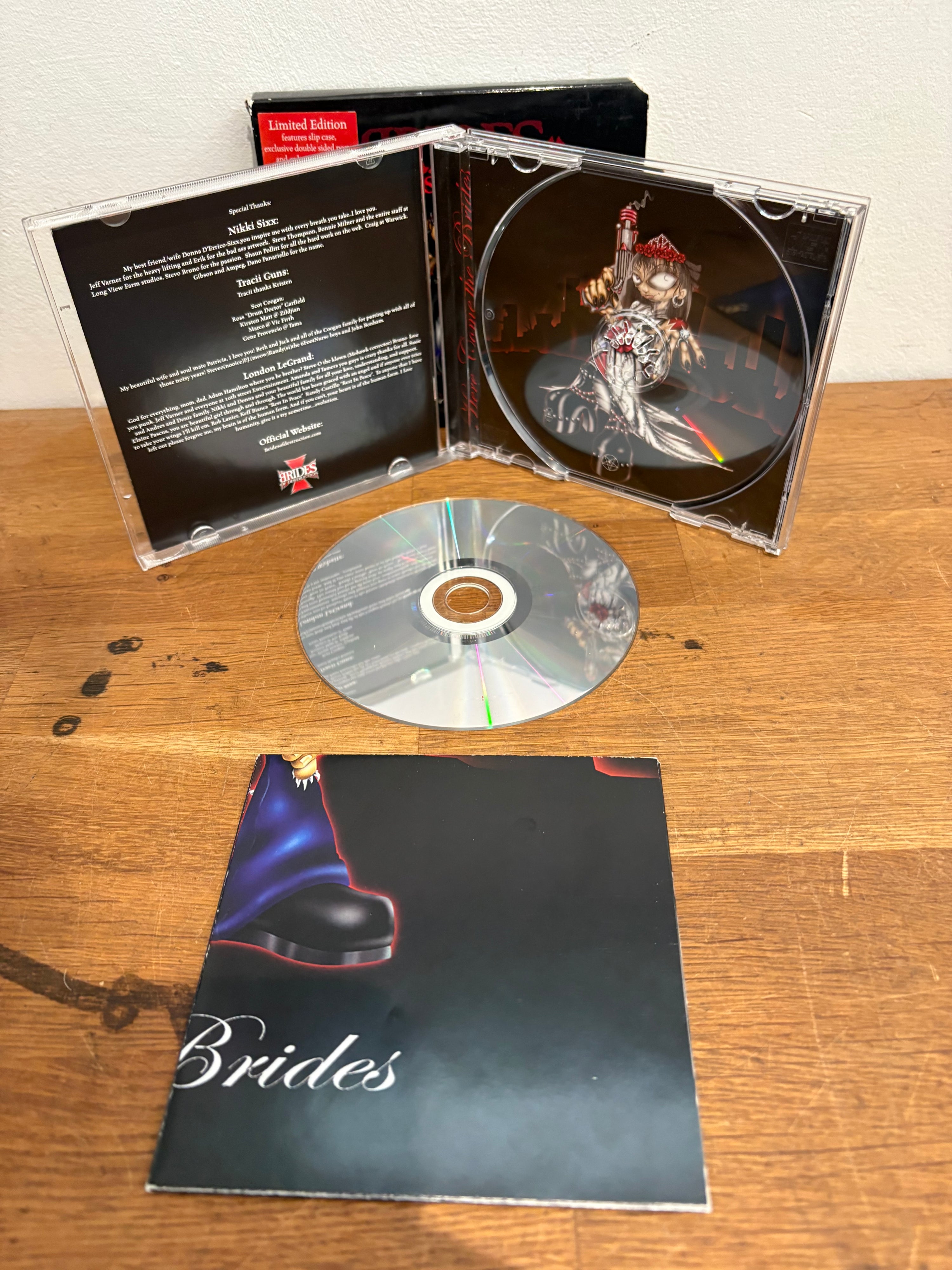 Brides of Destruction - Here come the brides, limited edition enhanced with poster . Cd album