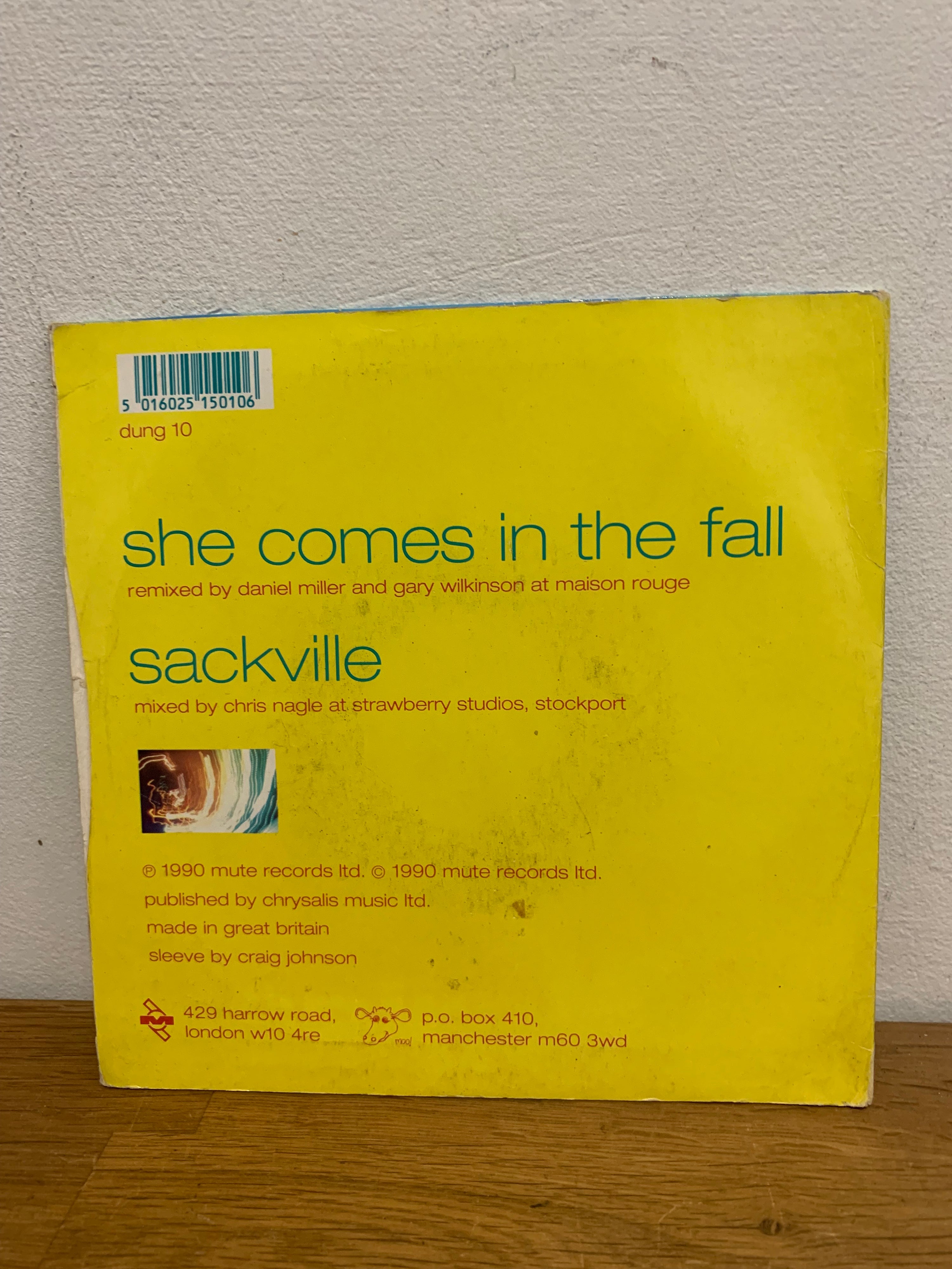 Inspiral Carpets - She comes in the fall , 7 inch single, 1990 mute records.