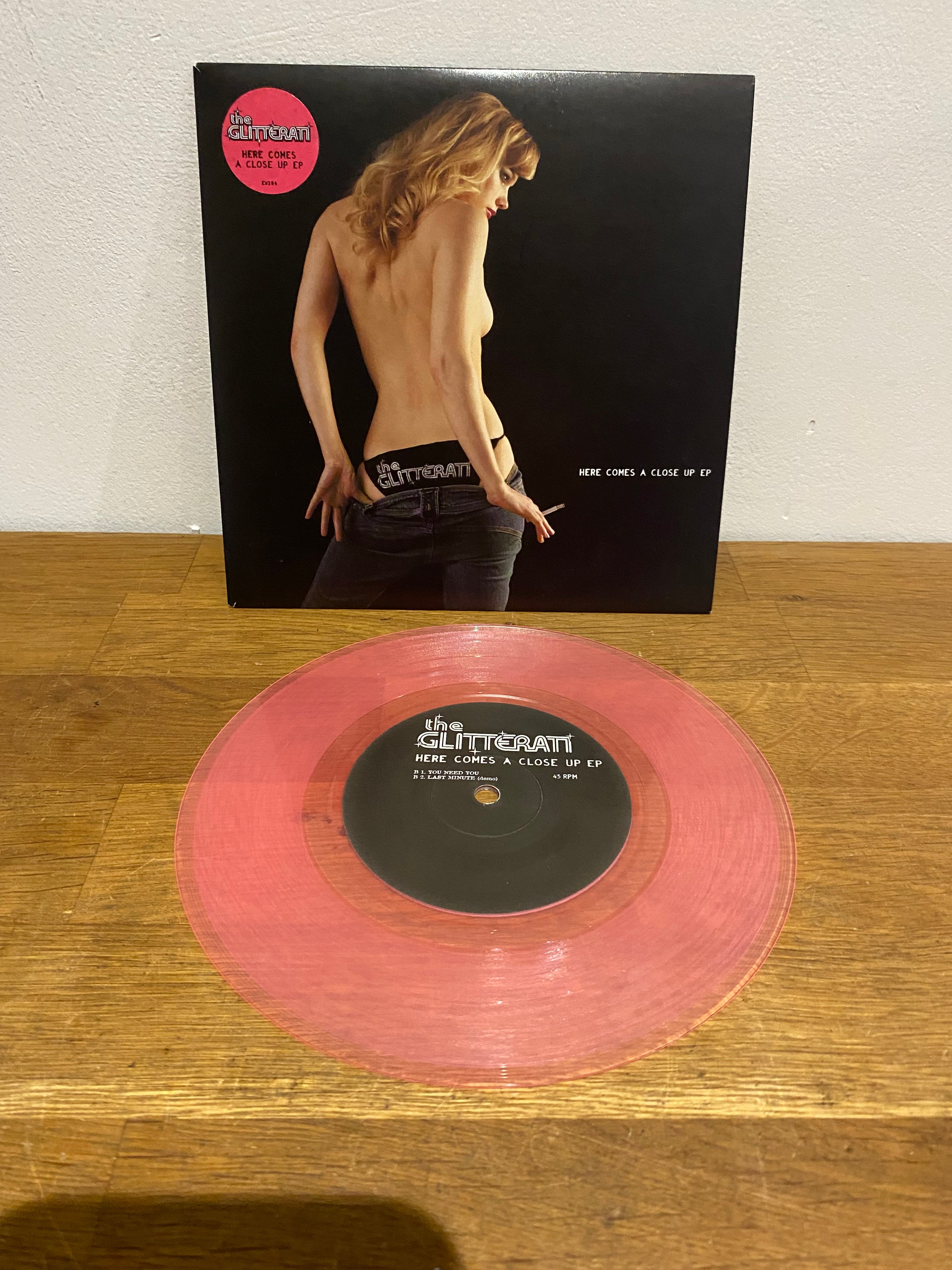 The Glitterati - Here comes a close up , EP , 7” pink vinyl .