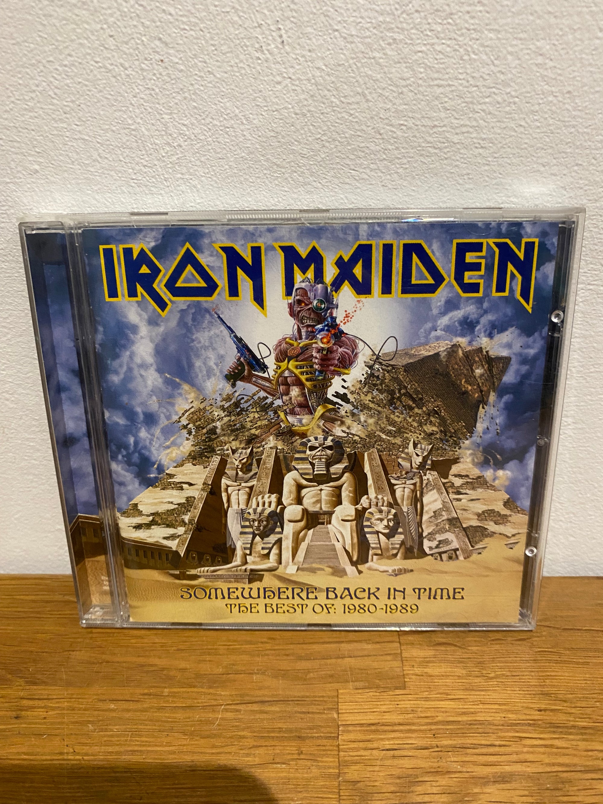 Iron Maiden- Somewhere back in time , the best of 1980-1989 . 2008 EMI