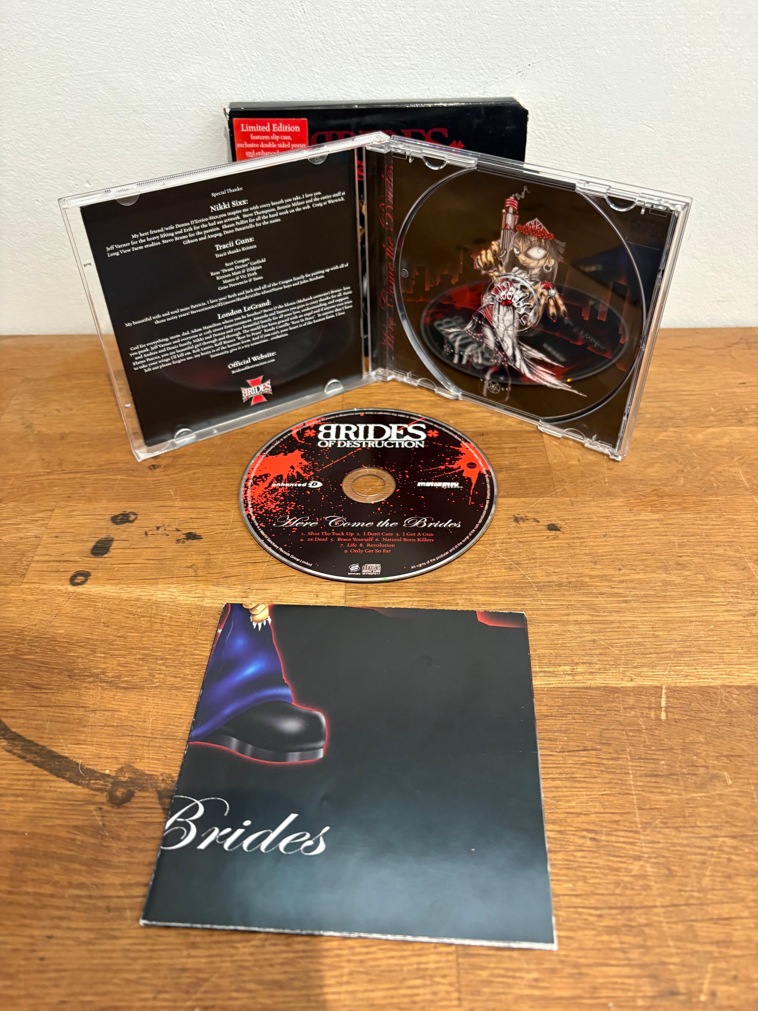 Brides of Destruction - Here come the brides, limited edition enhanced with poster . Cd album