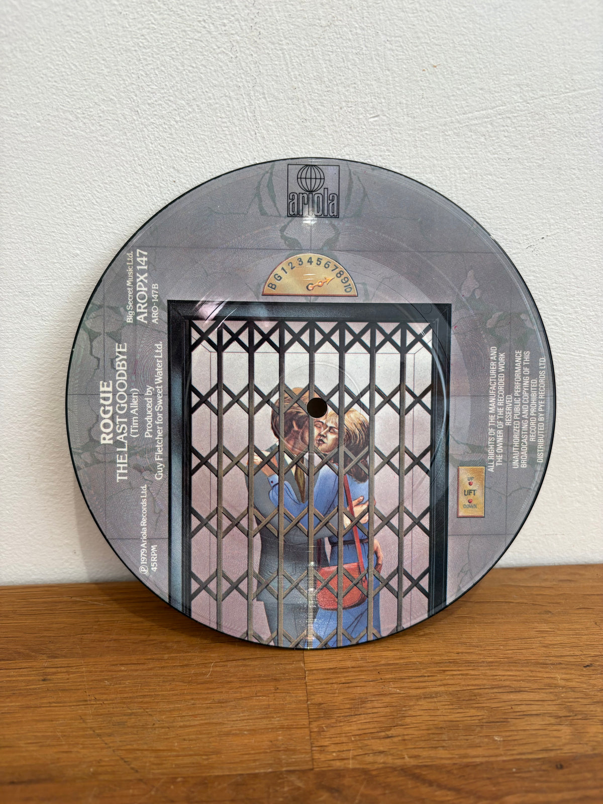 Rogue - Borderline , 7 inch single, picture disc , 1979 Ariola records.