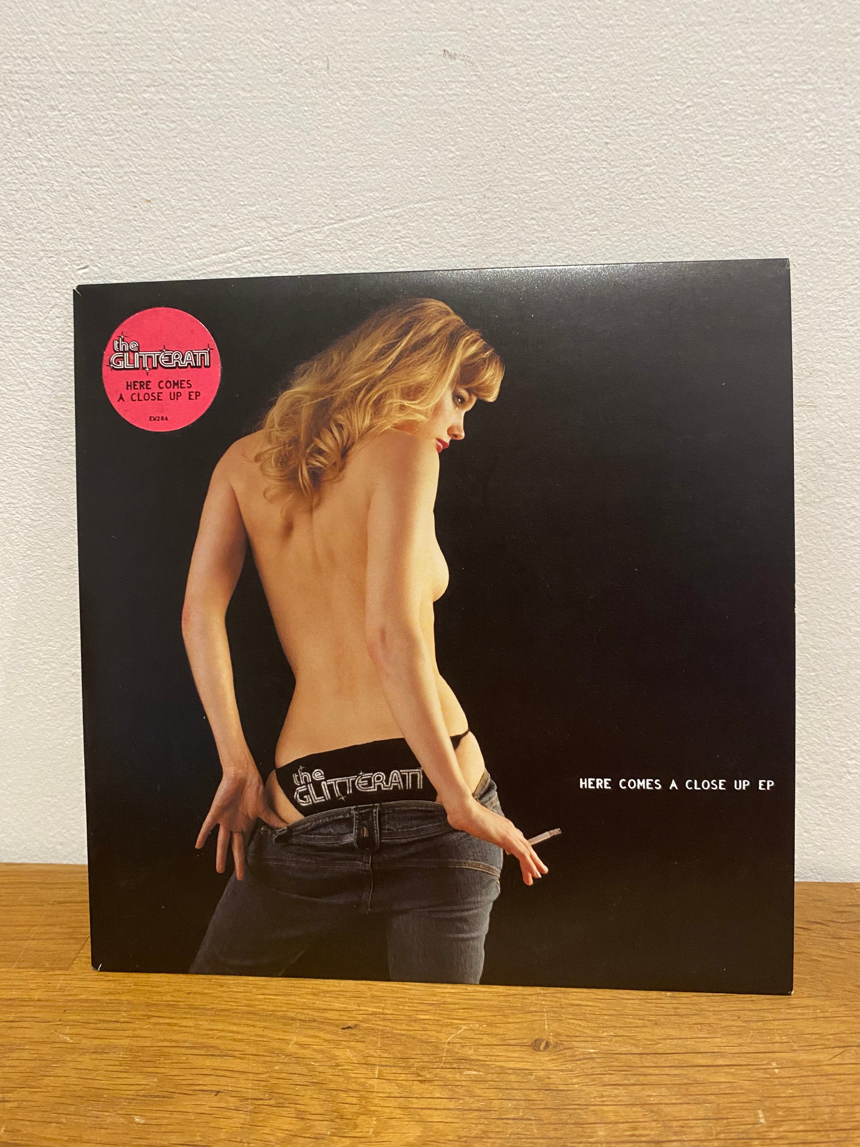 The Glitterati - Here comes a close up , EP , 7” pink vinyl .
