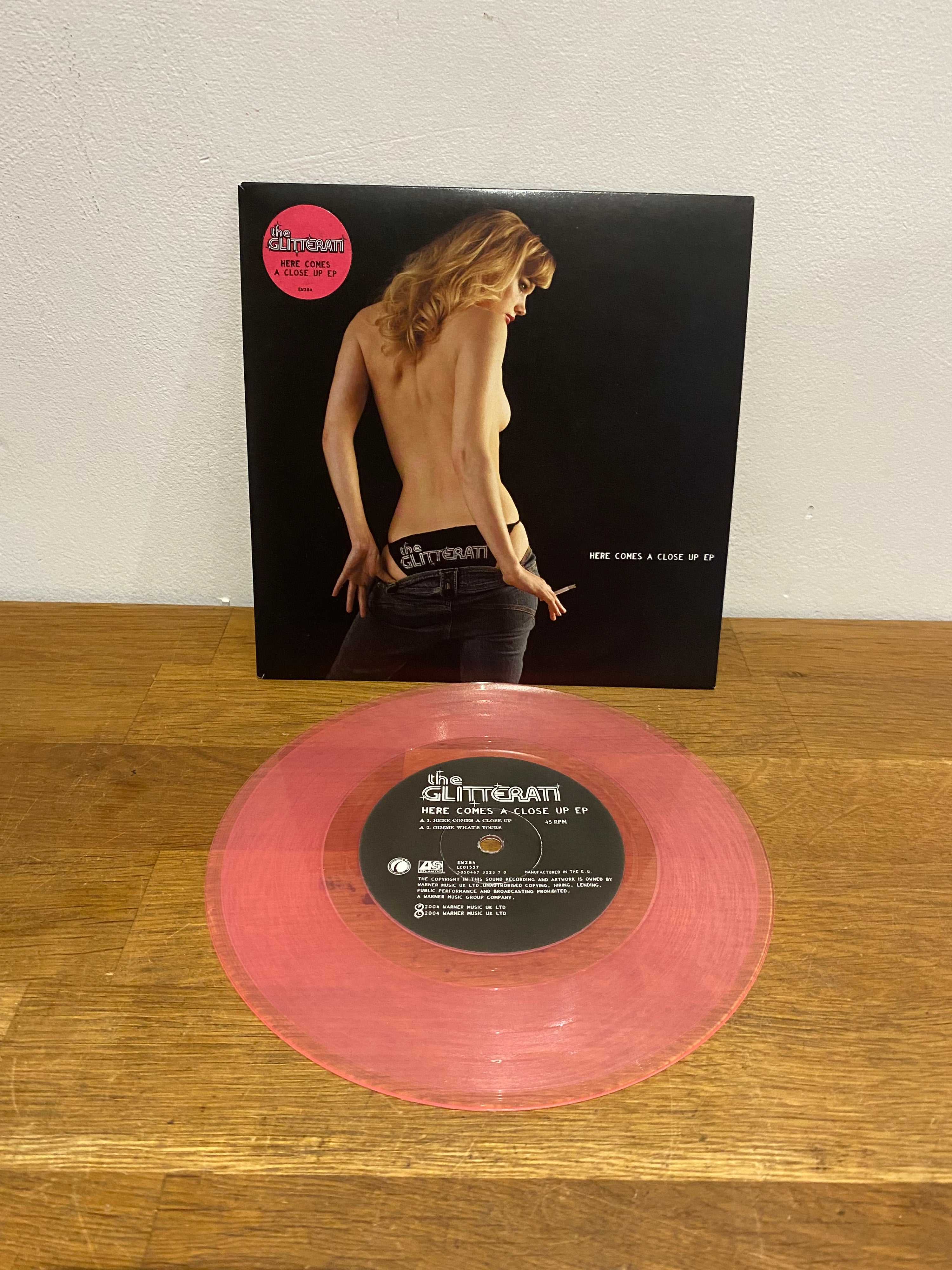 The Glitterati - Here comes a close up , EP , 7” pink vinyl .